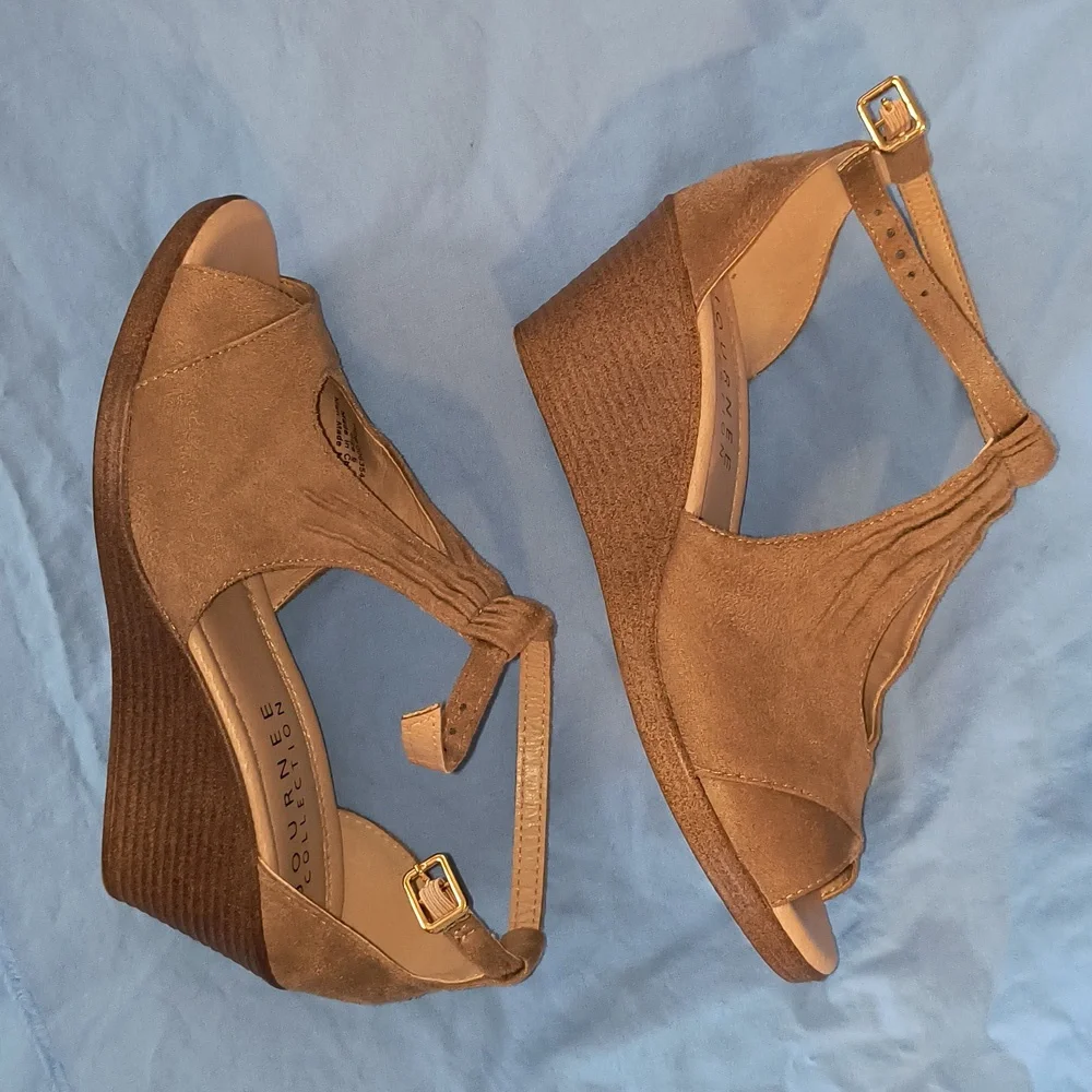 Journee Collection comfortable wedge
